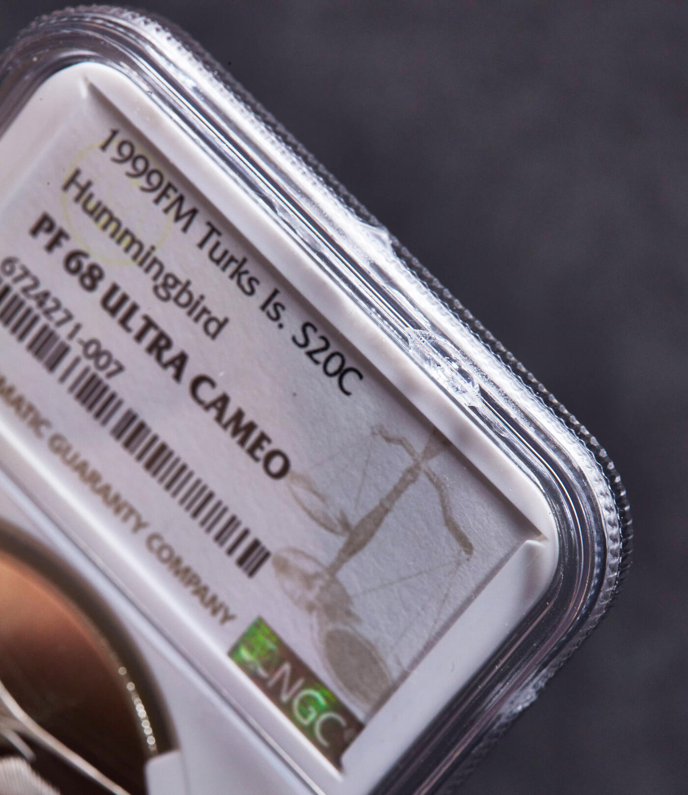 【俄甄集藏】2026年(046)01-07 星期三 晚 19:30 全场包邮 英属特克斯和凯科斯群岛1999年FM版马林旗鱼20克朗精制大银币，NGC PF68UC，设计精美，重33.37克，999银，盒子边缘有小磕