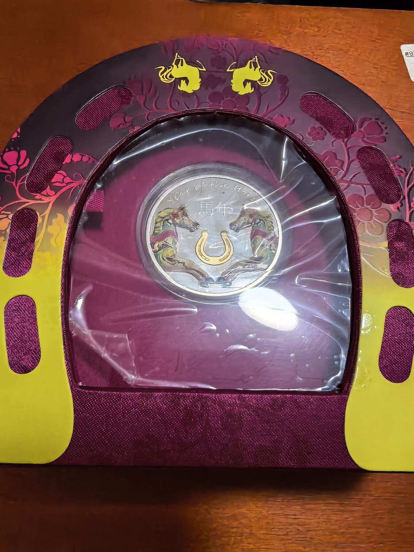 长老汇蛇年精选第九十一场拍卖 2014纽埃马年彩色精制银币，16.81克925银，盒证全，马蹄形盒