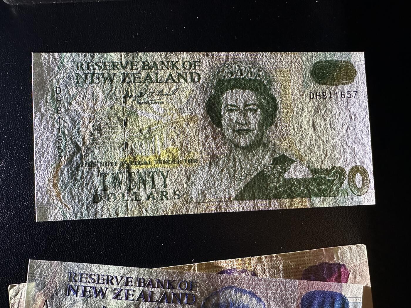 《外钞收藏家》第五百九十九期（畅拍场）（本平台长期征集拍品、欢迎藏友们联系合作） 新西兰10和20元UNC-/50元非全新一起