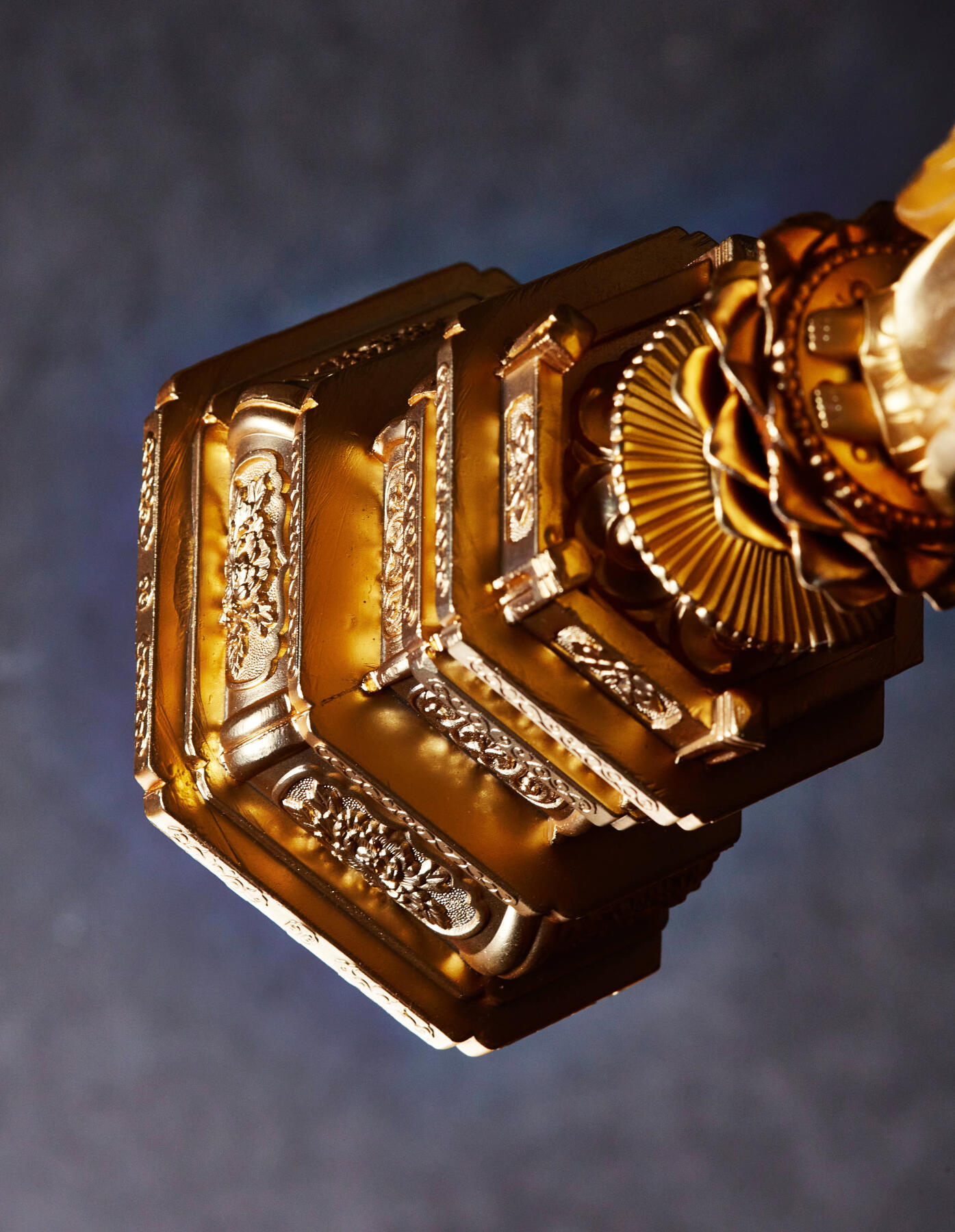 【俄甄集藏】2026年(046)01-07 星期三 晚 19:30 全场包邮 日本现代名家工艺释迦牟尼铜镀金立体佛像，原盒带证，高：240mm，底座直径：95mm，重量：810克，开脸好，金水足