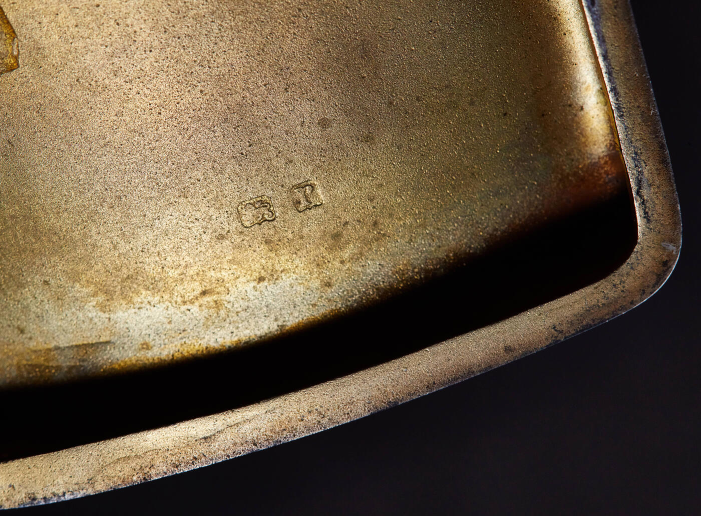 【俄甄集藏】2026年(046)01-07 星期三 晚 19:30 全场包邮 英国伯明翰1919年霍顿与奥尔迪制银公司出品内镀金古董银烟盒，长：86mm，宽：68mm，厚：20mm，重量：118.68克，内有铭文