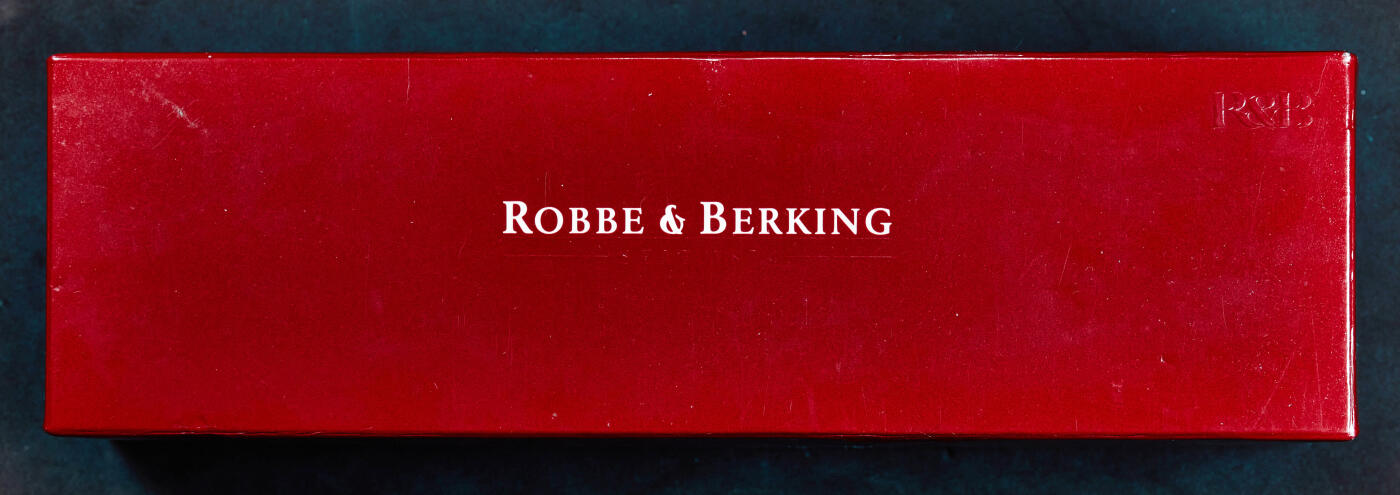 【俄甄集藏】2026年(046)01-07 星期三 晚 19:30 全场包邮 德国著名罗比&伯克顶级银器工坊（1874年成立）出品现代复刻19世纪丹麦（老哥本哈根）比德迈风格刻花银质餐叉6支一套，酒红色丝绒收纳袋与硬盒包装，餐叉长：193mm，宽：20mm，重量：405.47克，800银标为历史复刻，实物为925银，全新品相，银器收藏里的奢饰品，设计精美