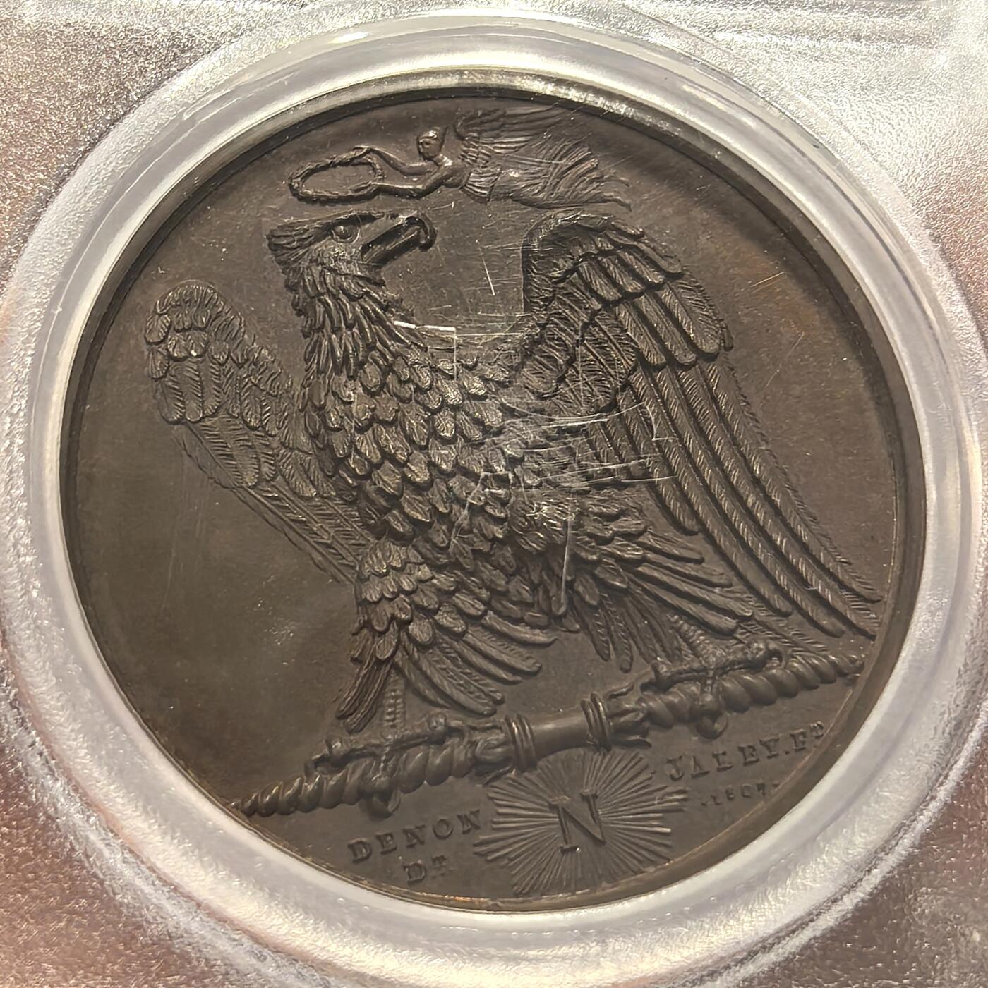 博洋堂“岁启嘉年”2026新年精品大拍专场暨第155期（全场包邮） PCGS SP65 冠军分！法国1807年拿破仑一世年度胜利原铸铜章 巴黎造币厂完美巧克力包浆 帝国之鹰展翅爪子锋利 紧紧攥住矗立于N记雷电权杖之上 目光锐利如炬 羽翼丰满 丝缕清晰细节感人 作为拿皇的拟人化象征 接受上空胜利女神飞舞空中送来月桂花环为其加冕 作为年度总结庆祝过去的一年中军队获取的胜利 稀少珍贵品种