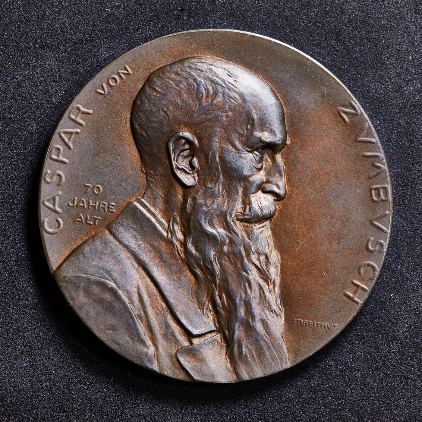 【俄甄集藏】2026年(046)01-07 星期三 晚 19:30 全场包邮 奥地利1900年纪念雕塑家卡斯帕·冯·祖姆布什70寿辰大铜章，背面为其代表作维也纳贝多芬纪念碑，直径：55mm，重量：74.35克