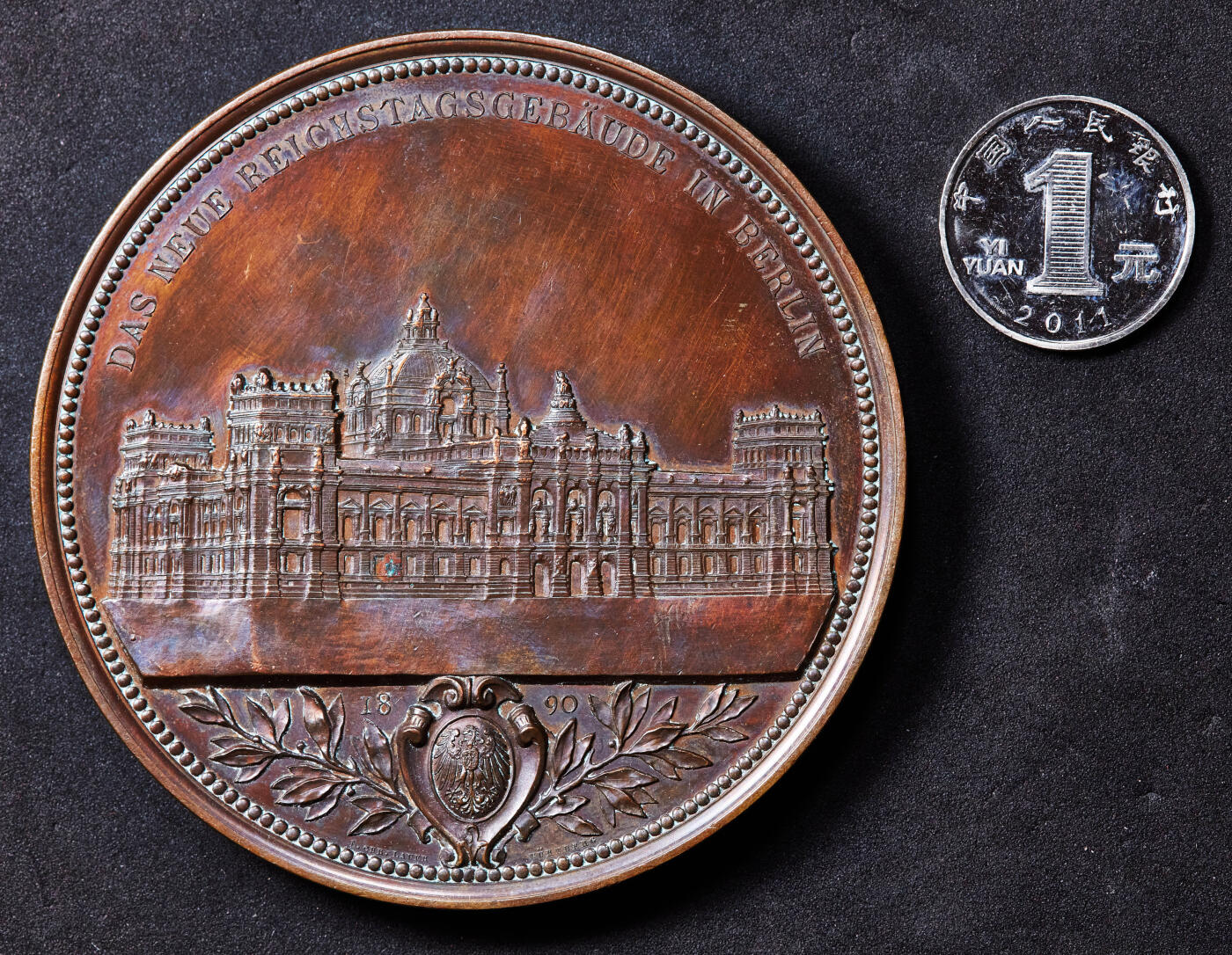 【俄甄集藏】2026年(046)01-07 星期三 晚 19:30 全场包邮 德国1890年纪念俾斯麦卸任德国首相以及柏林新国会大厦落成大铜章，直径：84mm，重量：287.92克，巧克力包浆