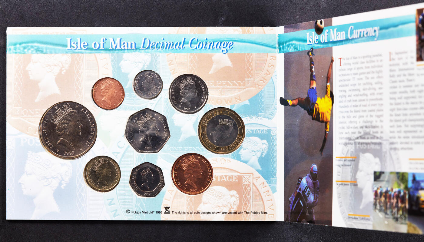 【俄甄集藏】2026年(046)01-07 星期三 晚 19:30 全场包邮 英属马恩岛1997年1便士-5镑册装硬币9枚全套，全新品相，名誉品种