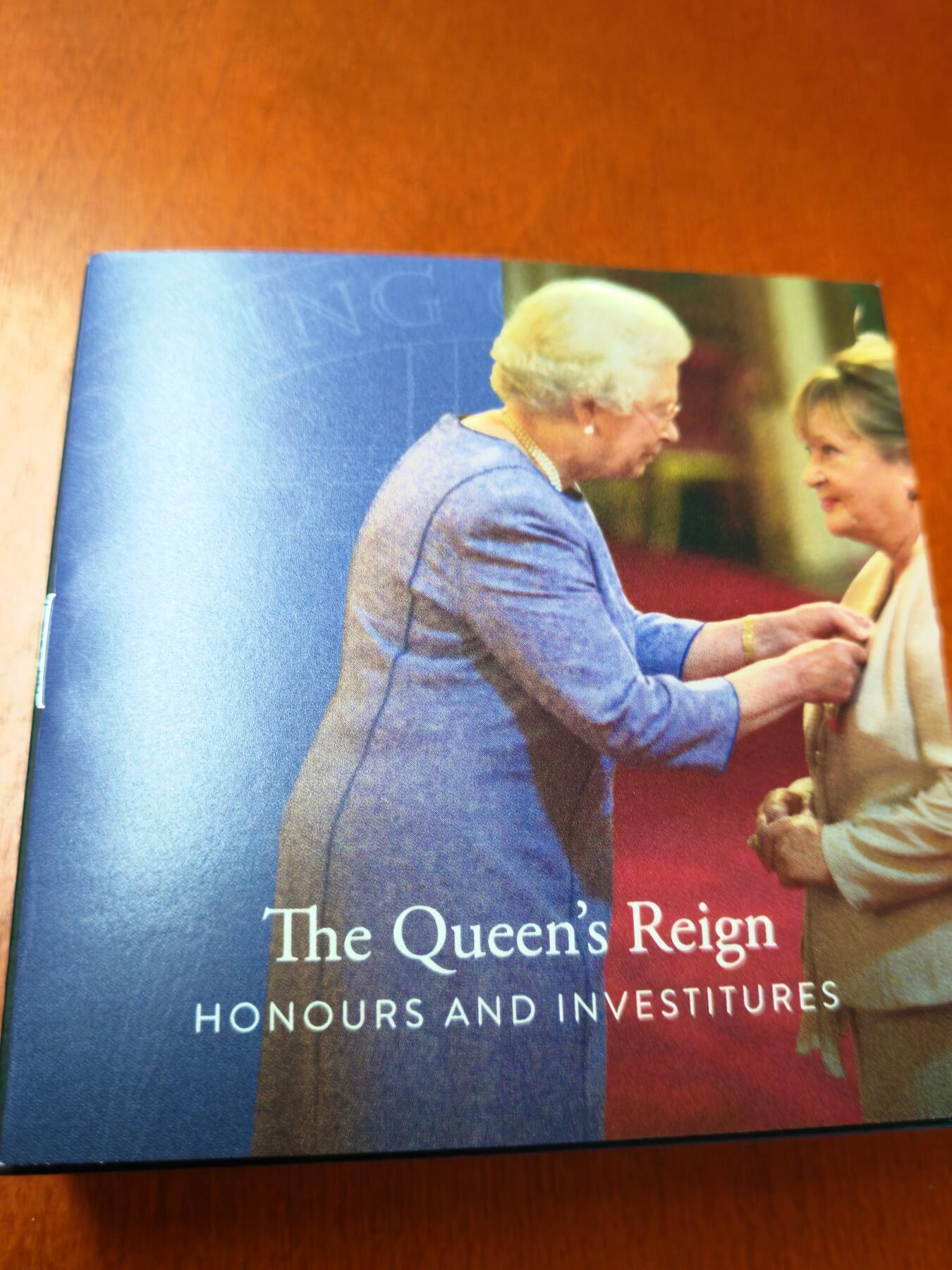 长老汇蛇年精选第九十一场拍卖  2022英国女王勋章系列5英镑加厚精制银币，56.56克925银，盒证全，1500枚