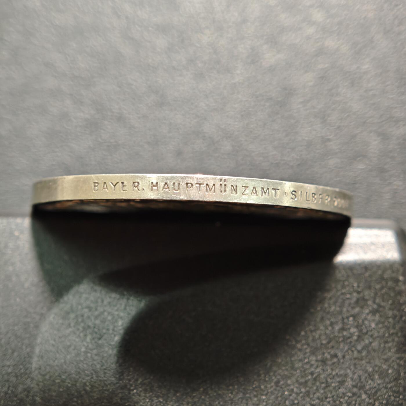 【德藏】世界币章拍卖第160期 1933年 德国德国民族社会主义工人党党首锁链鹰银章 原盒 直径约：36.1mm；重约：21.7g（原图请联系客服）