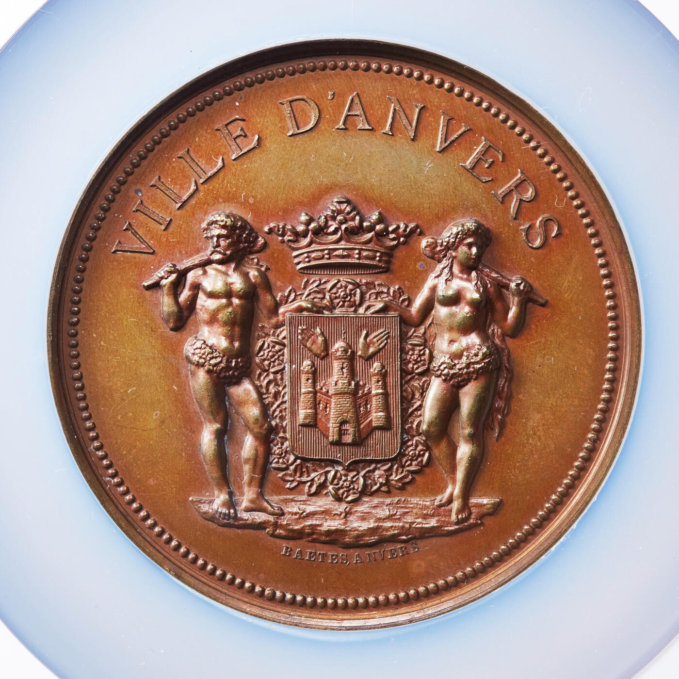 【俄甄集藏】2026年(046)01-07 星期三 晚 19:30 全场包邮 比利时1896年纪念安特卫普儿童保护协会公益大铜章，NGC MS64，高浮雕，原铜光犹在，雕刻名家贝特斯作品，顶级状态，直径66mm