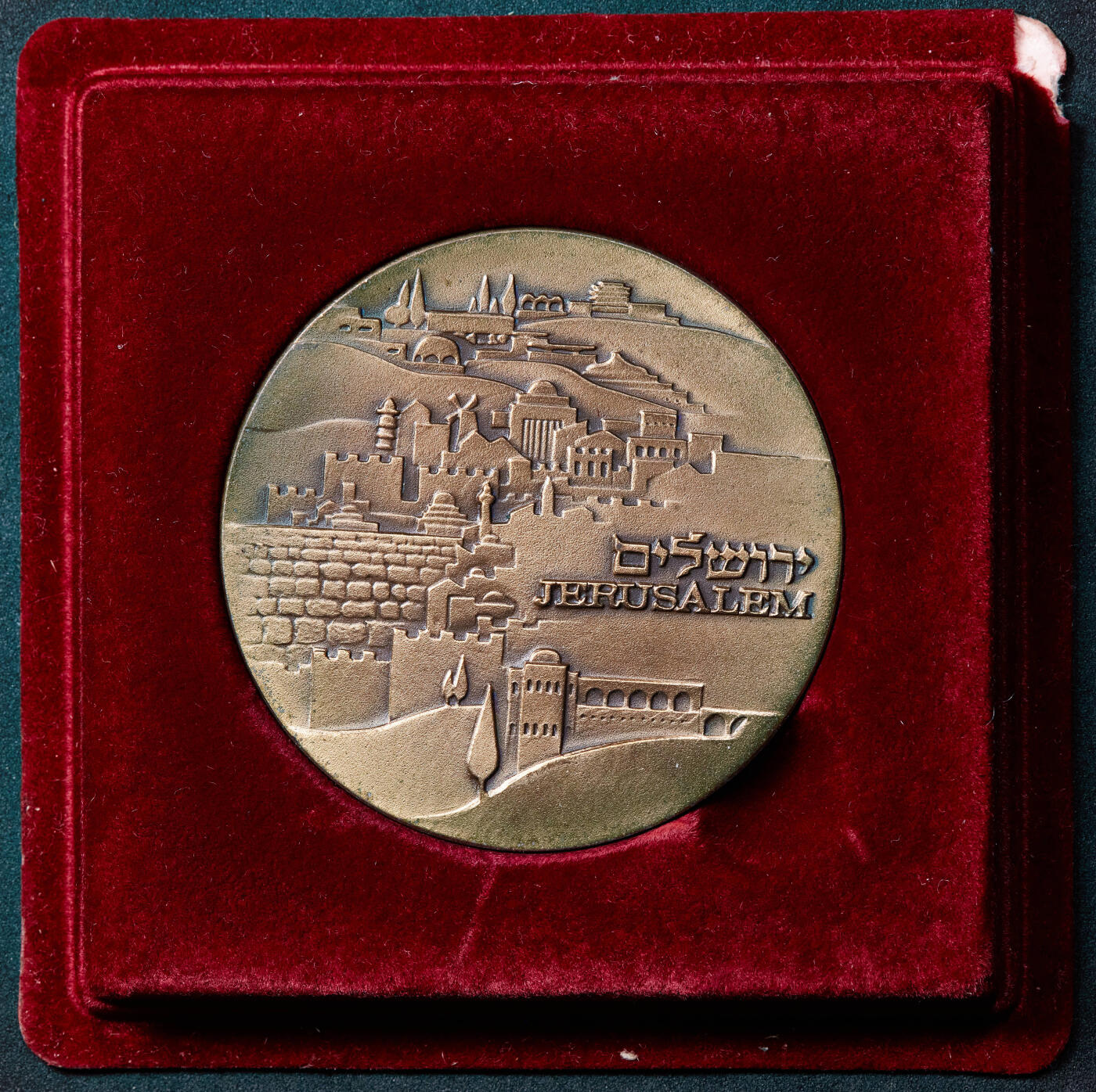 【俄甄集藏】2026年(046)01-07 星期三 晚 19:30 全场包邮 以色列1970年代发型耶路撒冷圣城城市景观纪念大铜章，直径：58mm，重量：82.6克，外盒有老化破损