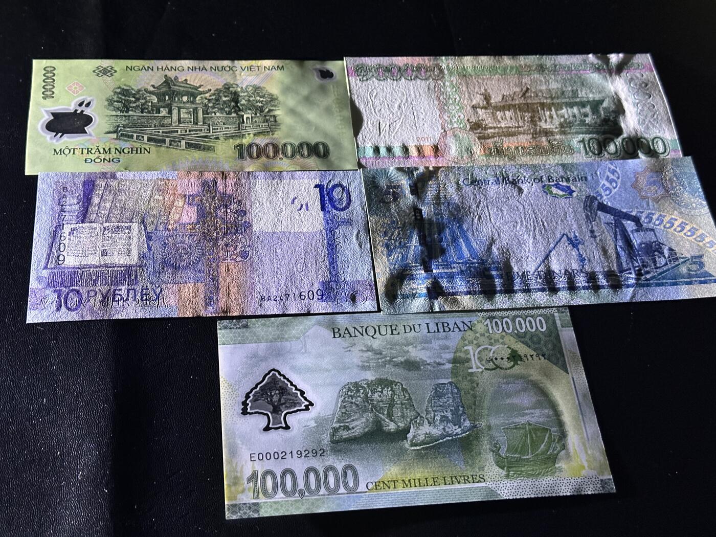 《外钞收藏家》第五百九十九期（畅拍场）（本平台长期征集拍品、欢迎藏友们联系合作） 越南10万靓号+老挝10万+白俄罗斯10+巴林5第纳尔+黎巴嫩10万靓号 五张一起 全新UNC