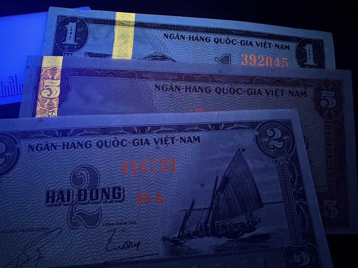 《外钞收藏家》第五百九十九期（畅拍场）（本平台长期征集拍品、欢迎藏友们联系合作） 1955年越南1、2、5盾 3张一起 全新不绝 轻微瑕疵