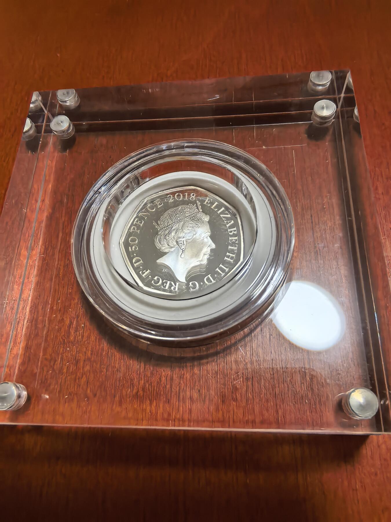 长老汇蛇年精选第九十一场拍卖 2018英国帕丁顿熊50便士彩色七边精制银币，925银，6万枚，市场价500元