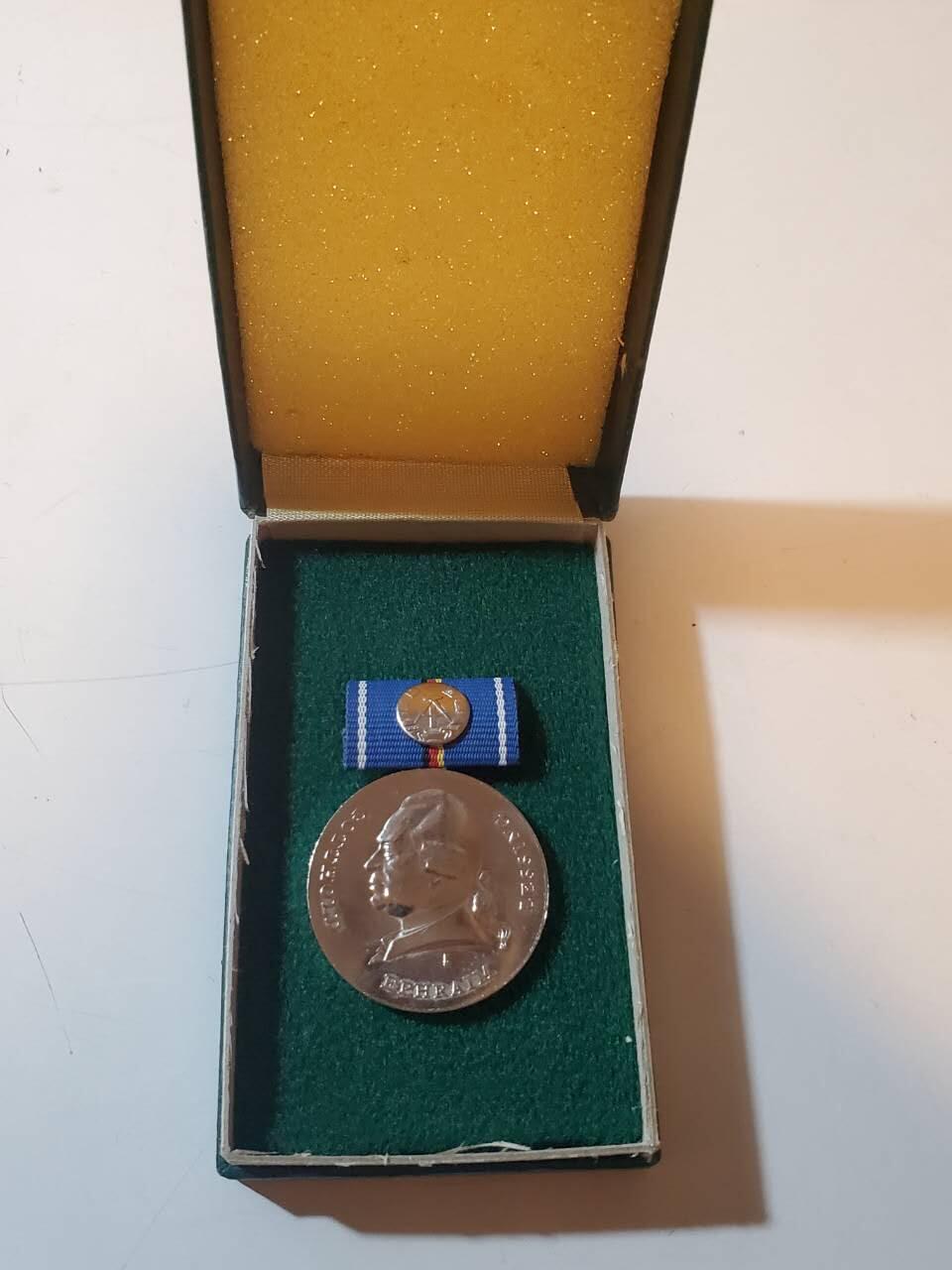 韵星假日拍卖第三十五期 -- Rimey Holidays Auction 34 民主德国银级莱辛奖章 库存品相 铜镀银 带早期仿皮原盒