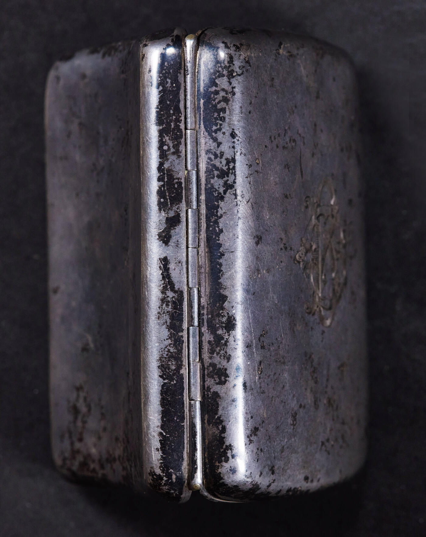 【俄甄集藏】2026年(046)01-07 星期三 晚 19:30 全场包邮 英国伯明翰1919年霍顿与奥尔迪制银公司出品内镀金古董银烟盒，长：86mm，宽：68mm，厚：20mm，重量：118.68克，内有铭文