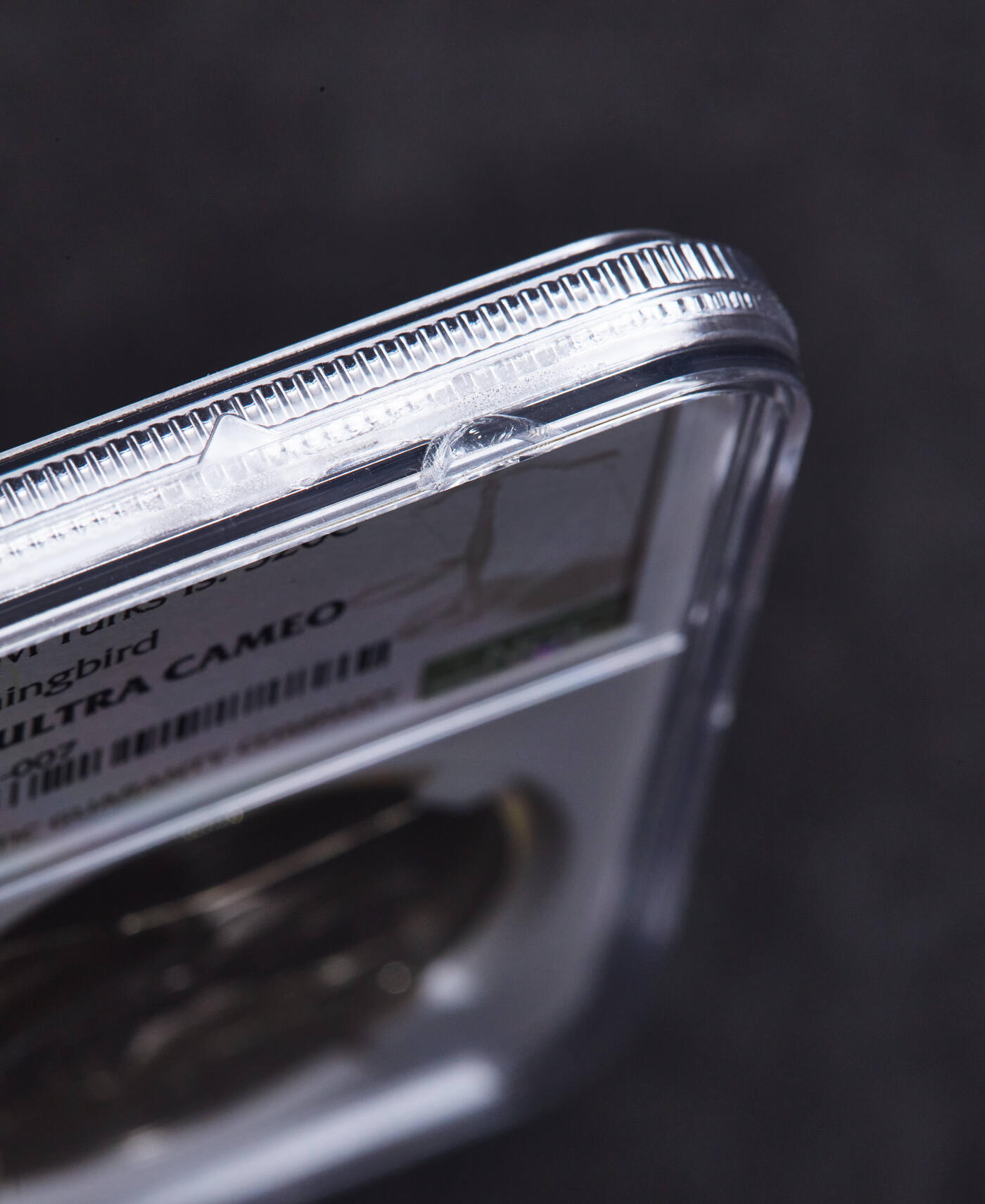 【俄甄集藏】2026年(046)01-07 星期三 晚 19:30 全场包邮 英属特克斯和凯科斯群岛1999年FM版马林旗鱼20克朗精制大银币，NGC PF68UC，设计精美，重33.37克，999银，盒子边缘有小磕