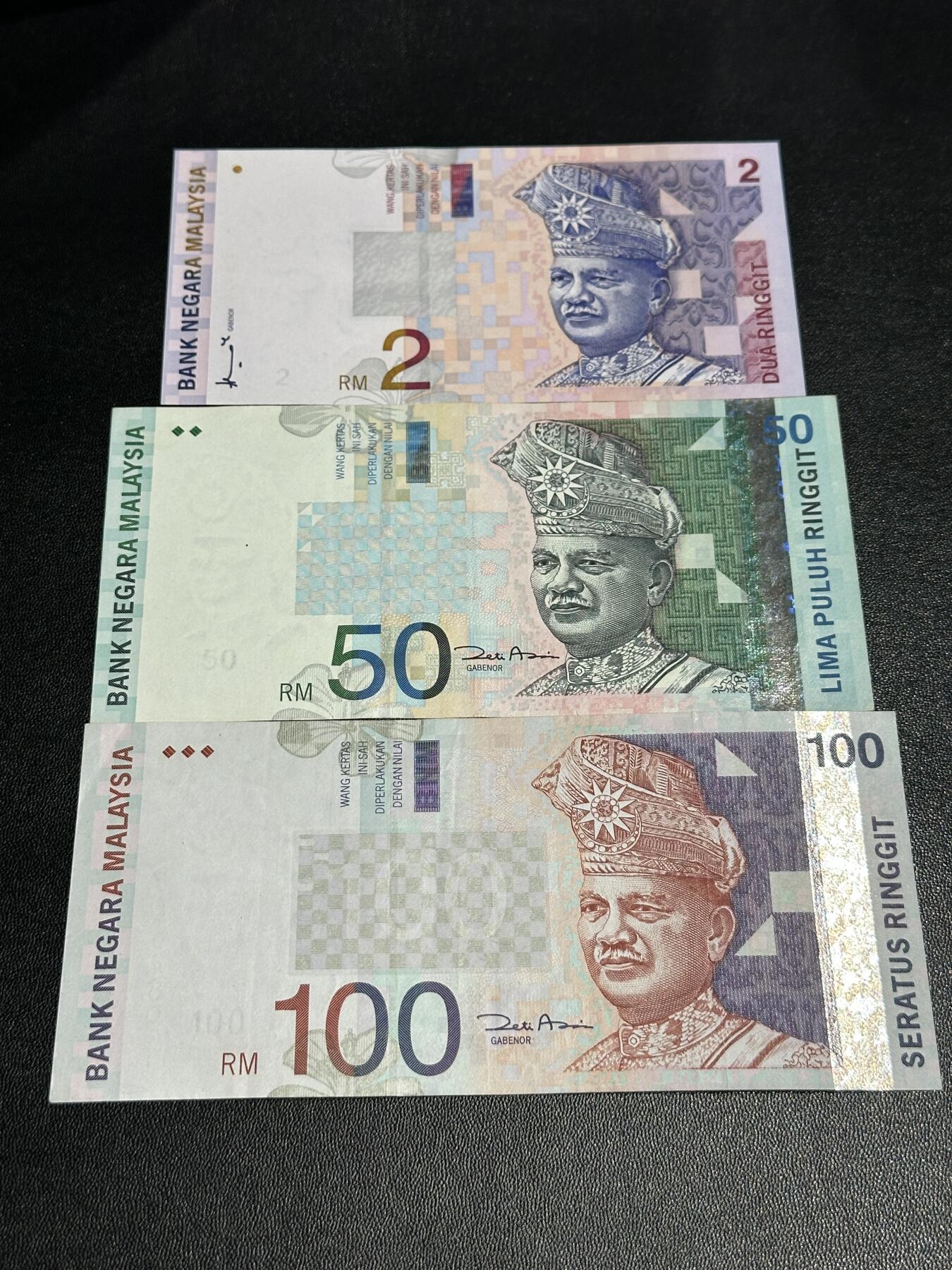 《外钞收藏家》第五百九十九期（畅拍场）（本平台长期征集拍品、欢迎藏友们联系合作） 马来西亚2林吉特全新、50和100非全新 3张一起