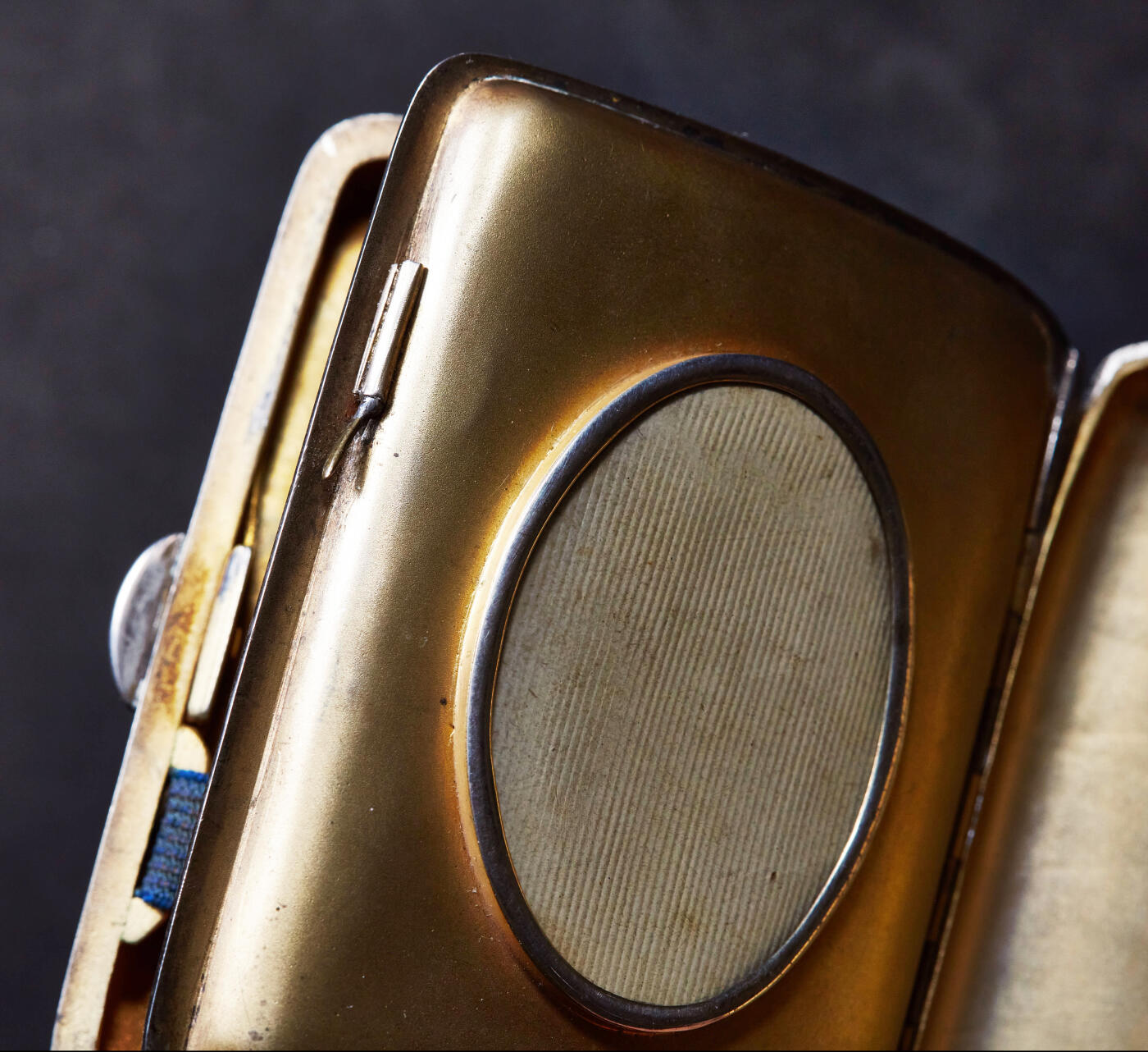 【俄甄集藏】2026年(046)01-07 星期三 晚 19:30 全场包邮 英国伯明翰1919年霍顿与奥尔迪制银公司出品内镀金古董银烟盒，长：86mm，宽：68mm，厚：20mm，重量：118.68克，内有铭文