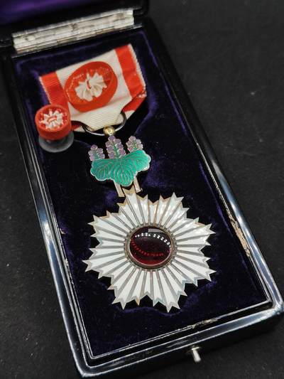 0元起拍勋章 第322期 咸鱼国勋章拍卖专场 1月4日（周日）下午6：00开始 - 日本四等旭日章银制带盒略