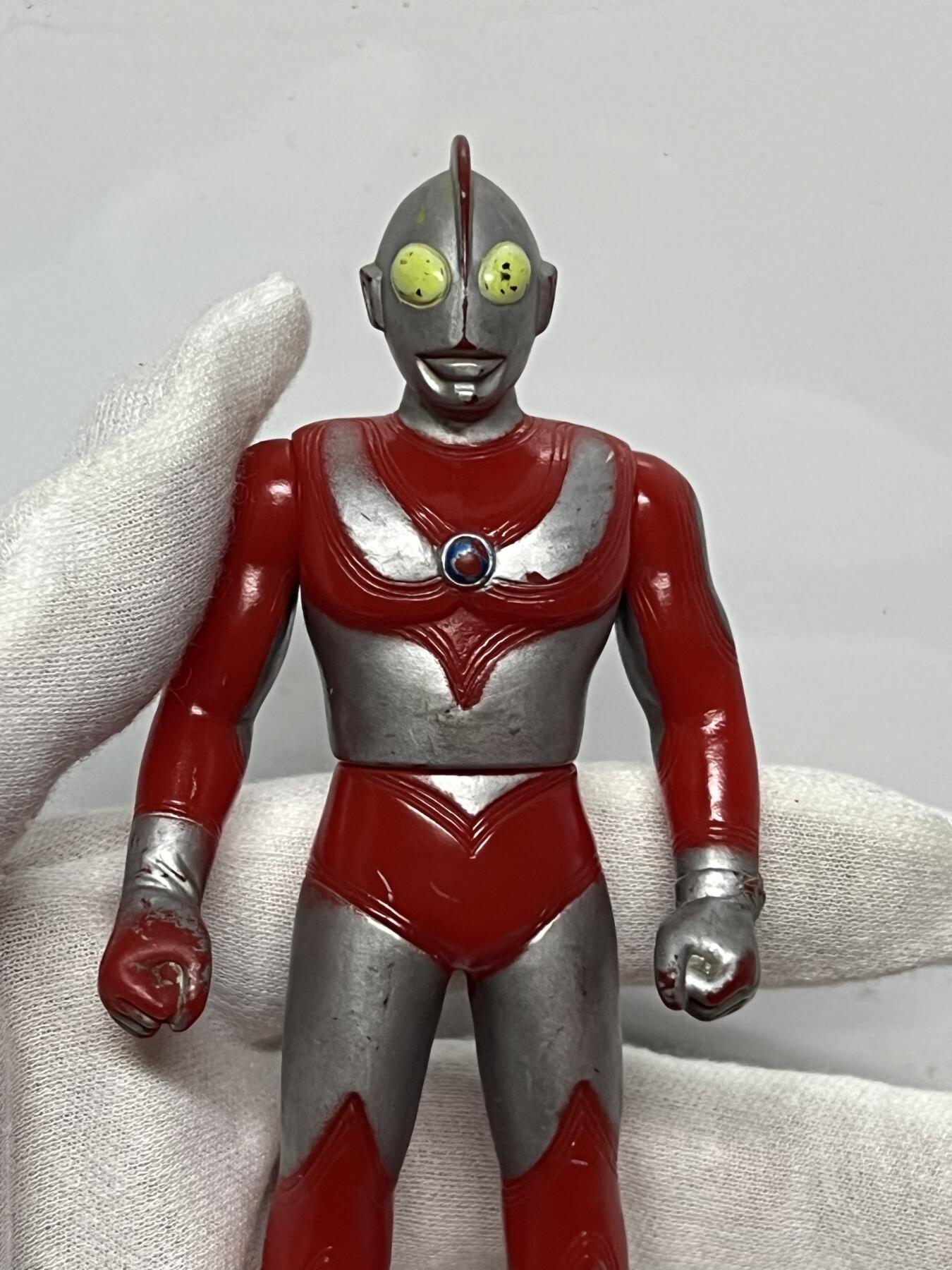 零元拍：海淘中古玩具 万代系列 脚底背后附带铭文以及钢印 1990年出品 30多年老玩具非常少见 掉漆蹭色属正常现象！初代奥特曼 软胶模型 中古玩具收藏家必备小摆件