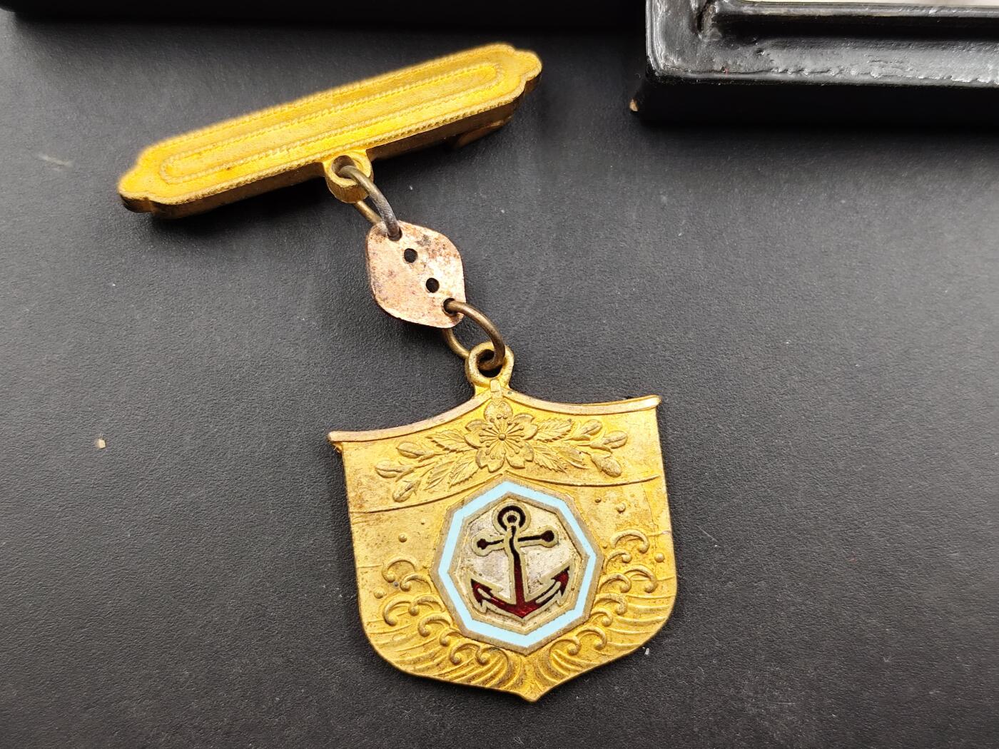 1月6日徽章钱币专场 原盒日本海员救济会特别会员章 