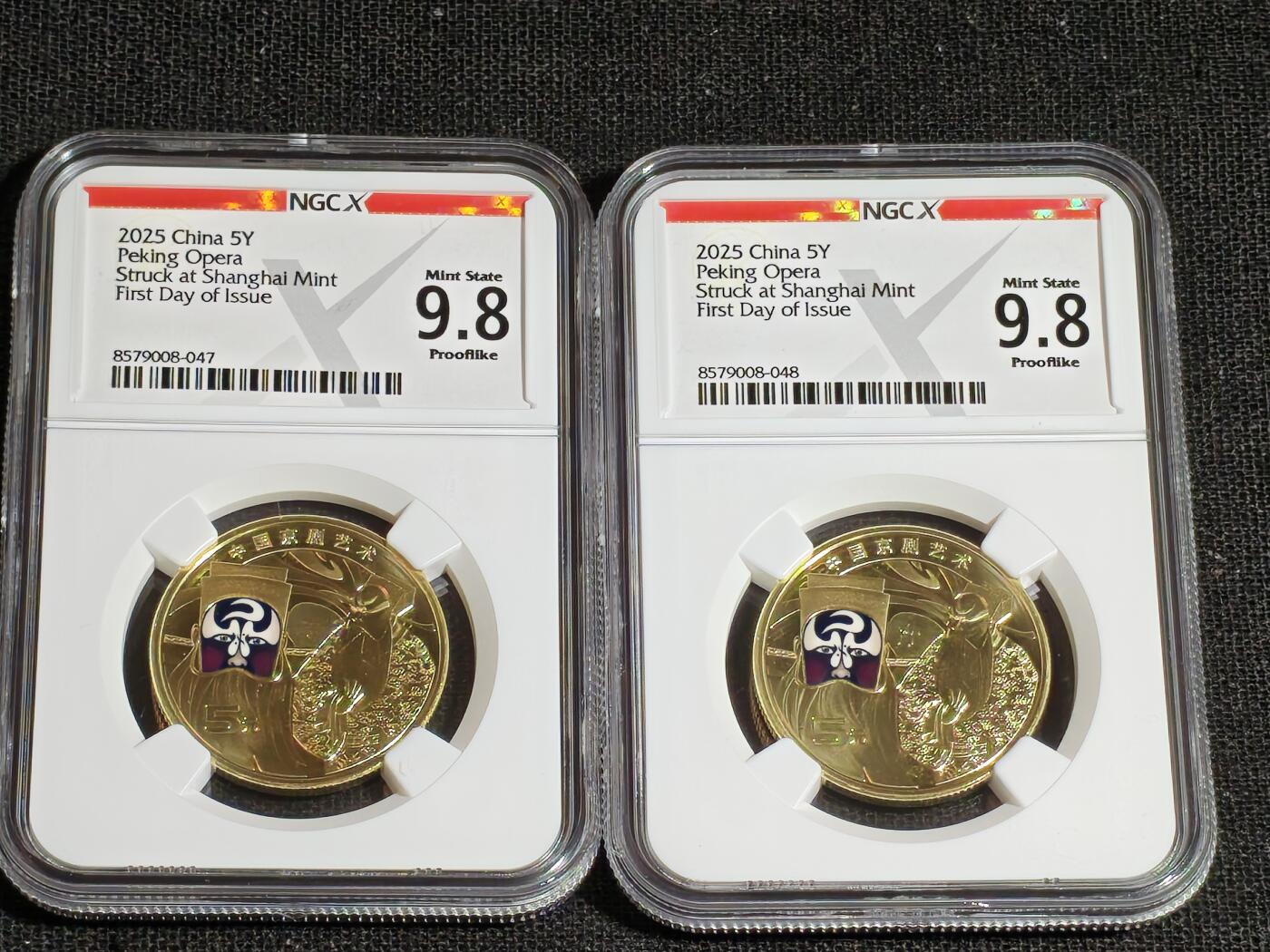 刘世昌艺术品销售中心～虎踞龙蟠*金杨在线联拍群第513期 2025年流通纪念币“京剧艺术-净角”【首日标】（NGC MS9.8PL 串号：8579008-047、048）共2枚。