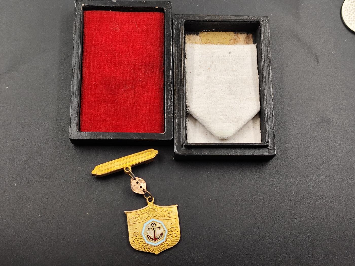 1月6日徽章钱币专场 原盒日本海员救济会特别会员章 