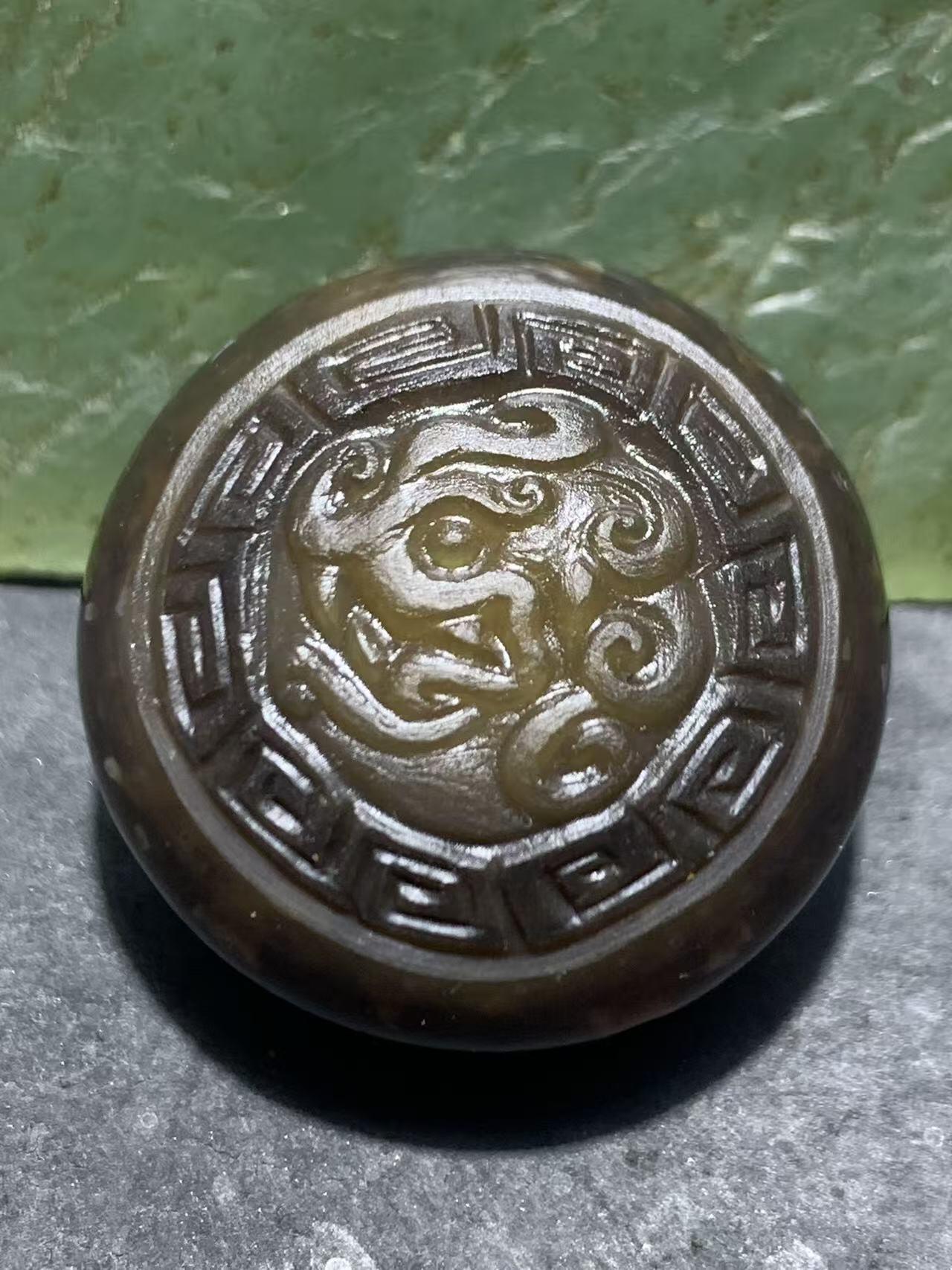 精品药师玛瑙手工雕刻回纹瑞兽板珠（背云）一颗。