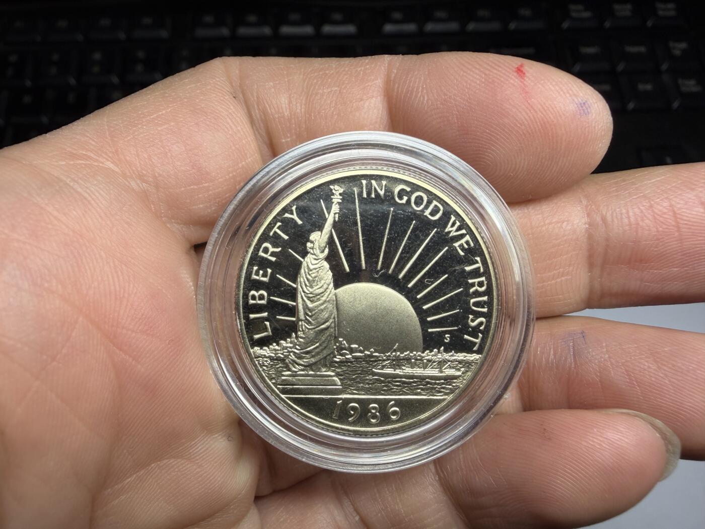 2026年集古藏今外币拍卖第一期-第2场—（总第299拍），可以寄存60天，满160元包邮。 1986年美国半美元精制币，盒后配