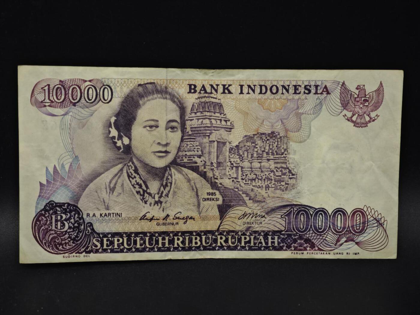 【淘币小摊】限时拍第八百四十二拍  纸币场  满百包邮可预留两周  周一统一发货  印尼1985年10000卢比纸币【有折】