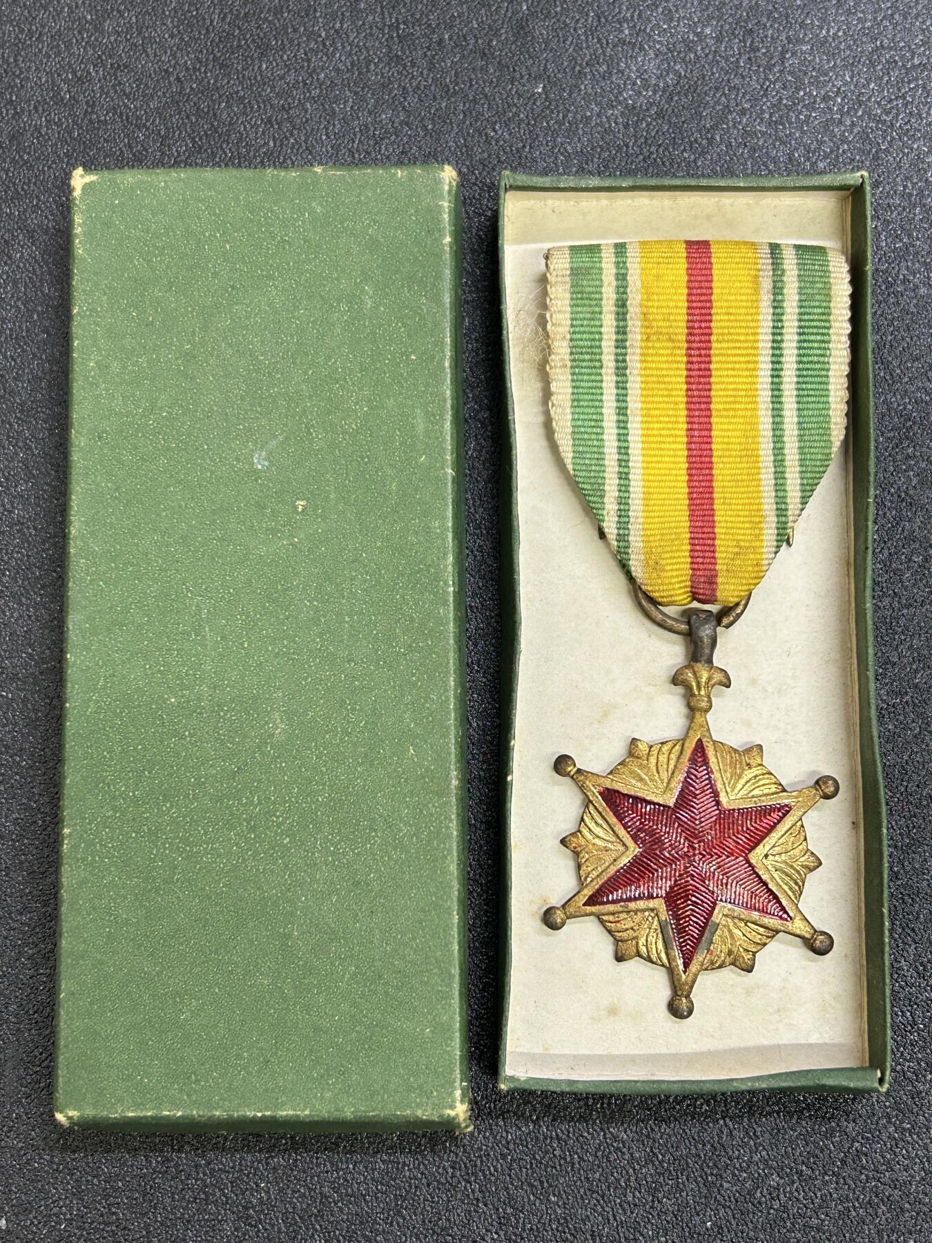 西秦中古拍卖第七十二期 越南战争时期 越南南方共和国战伤奖章 少见本土自造版 带原盒