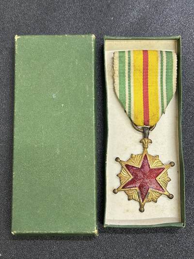 西秦中古拍卖第七十二期 - 越南战争时期 越南南方共和国战伤奖章 少见本土自造版 带原盒