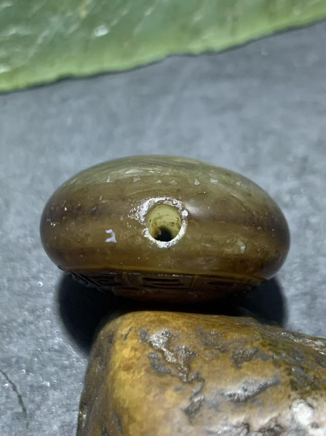 精品药师玛瑙手工雕刻回纹瑞兽板珠（背云）一颗。