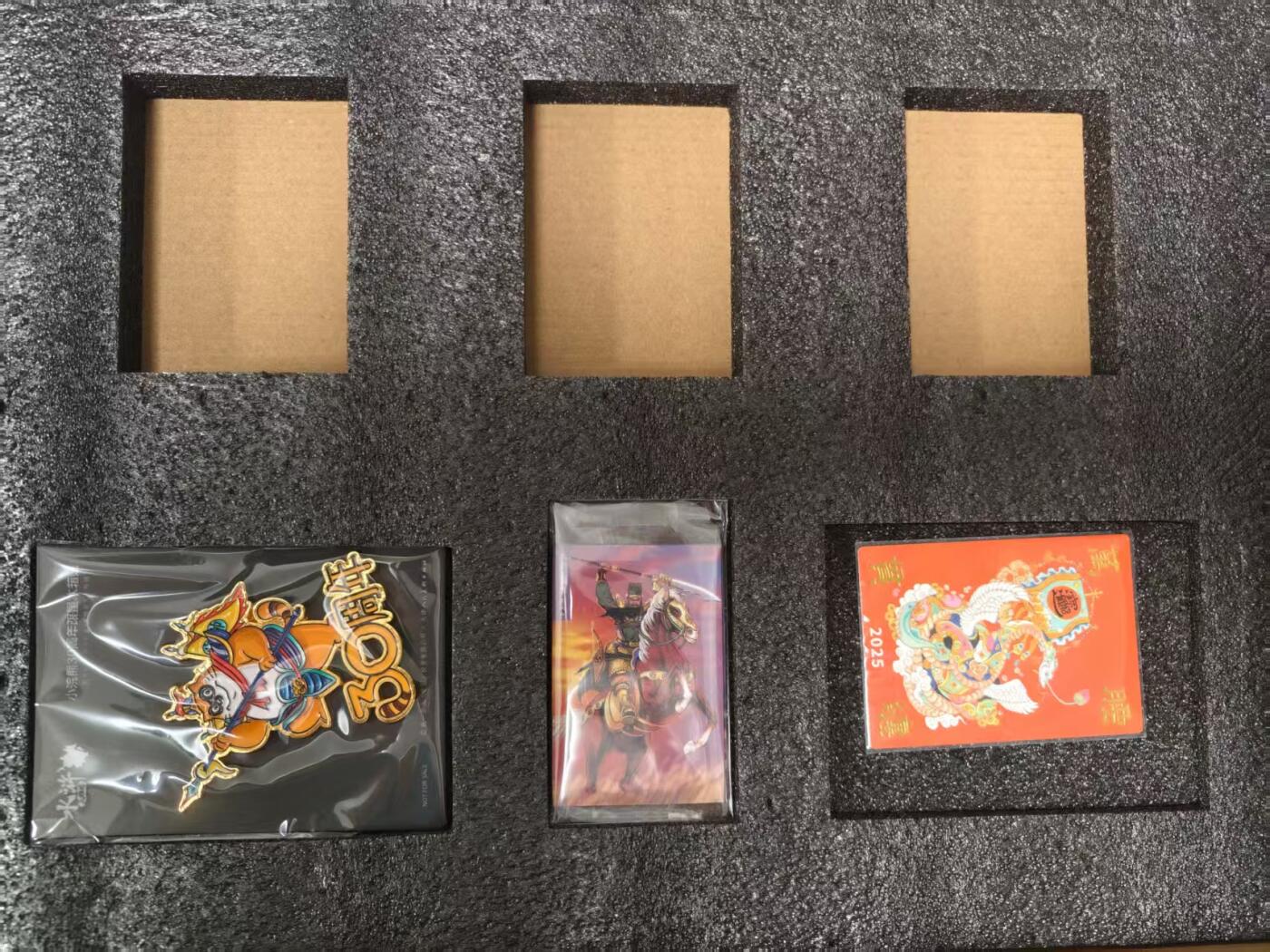 NO.20 好又多金牌大场，新年马到成功！新店点关注不迷路！每周一站式配齐，方便凑单！（周6晚8点截拍，卖家送拍0抽成！） 【亲签画册礼盒】小浣熊水浒30周年，图书礼盒档限量400套，包含:全新未拆限编亲签原画设定集+扈三娘全景函套+扈三娘全景防水海报+纪念冰箱贴+复刻贴纸+李海生重绘六大恶人大画全套+铃印版晁盖、新版扈三娘高清印刷品+99年复刻海报11张/套+马上七将直角塑料卡7张/套+陈岱青绘蛇年贺卡冷烫普卡1张