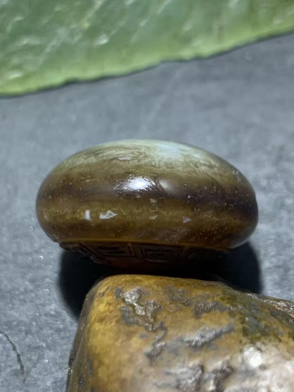 精品药师玛瑙手工雕刻回纹瑞兽板珠（背云）一颗。