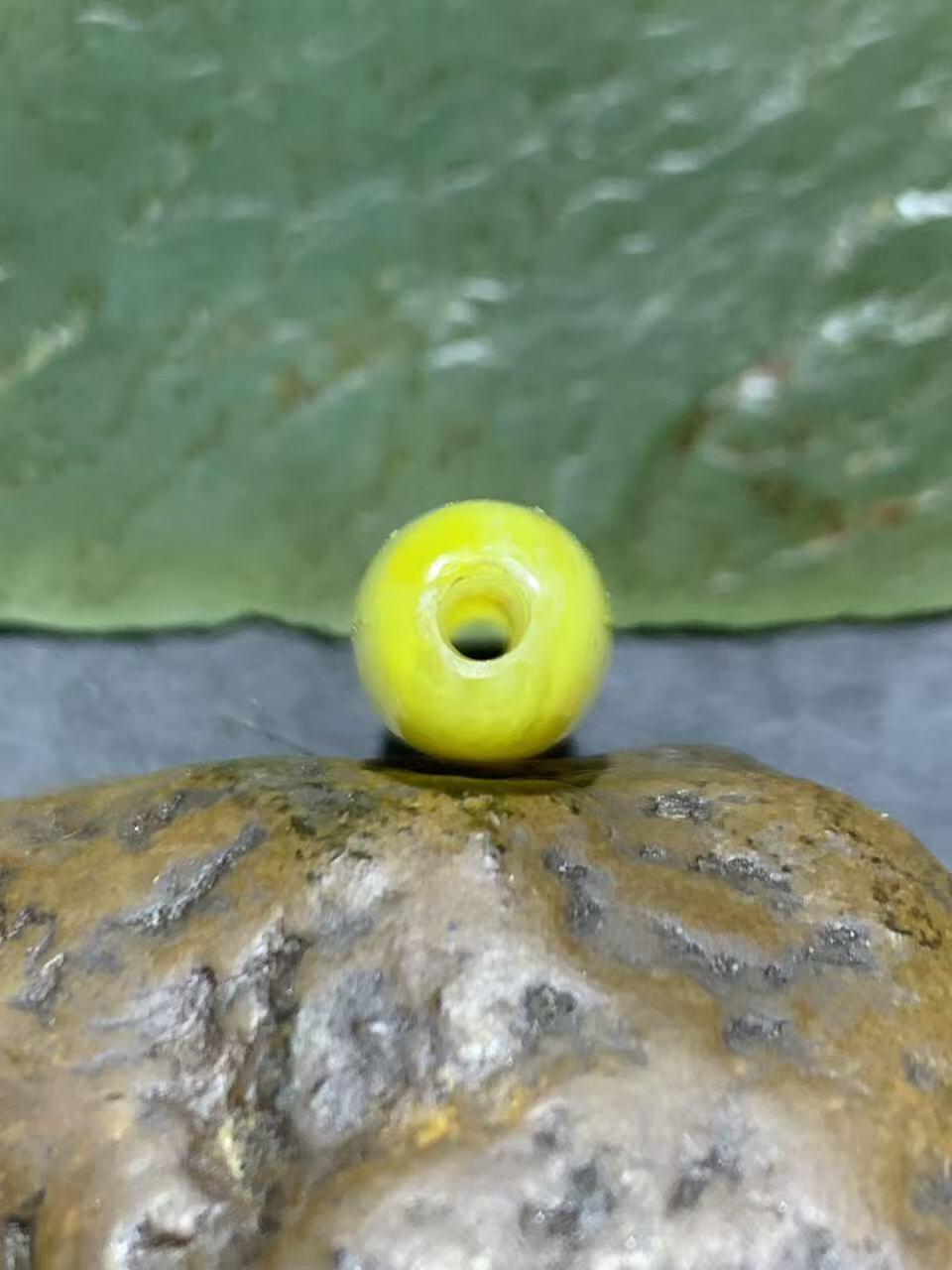 高玉化鸡油黄缠丝玛瑙随形通货桶珠一个