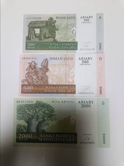 【20260106】非全新纸币和硬币第321场 - 马达加斯加3张纸币