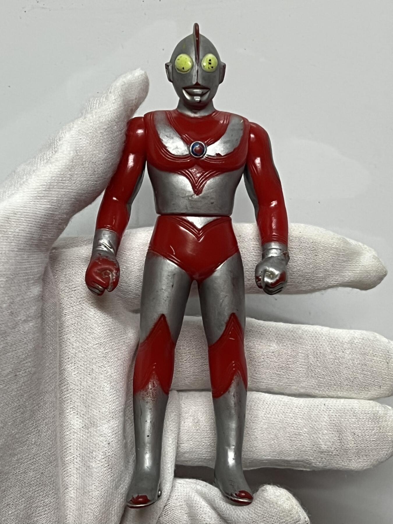 零元拍：海淘中古玩具 万代系列 脚底背后附带铭文以及钢印 1990年出品 30多年老玩具非常少见 掉漆蹭色属正常现象！初代奥特曼 软胶模型 中古玩具收藏家必备小摆件