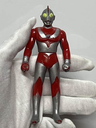 零元拍：海淘中古玩具 万代系列 脚底背后附带铭文以及钢印 1990年出品 30多年老玩具非常少见 掉漆蹭色属正常现象！初代奥特曼 软胶模型 中古玩具收藏家必备小摆件 - 零元拍：海淘中古玩具 万代系列 脚底背后附带铭文以及钢印 1990年出品 30多年老玩具非常少见 掉漆蹭色属正常现象！初代奥特曼 软胶模型 中古玩具收藏家必备小摆件