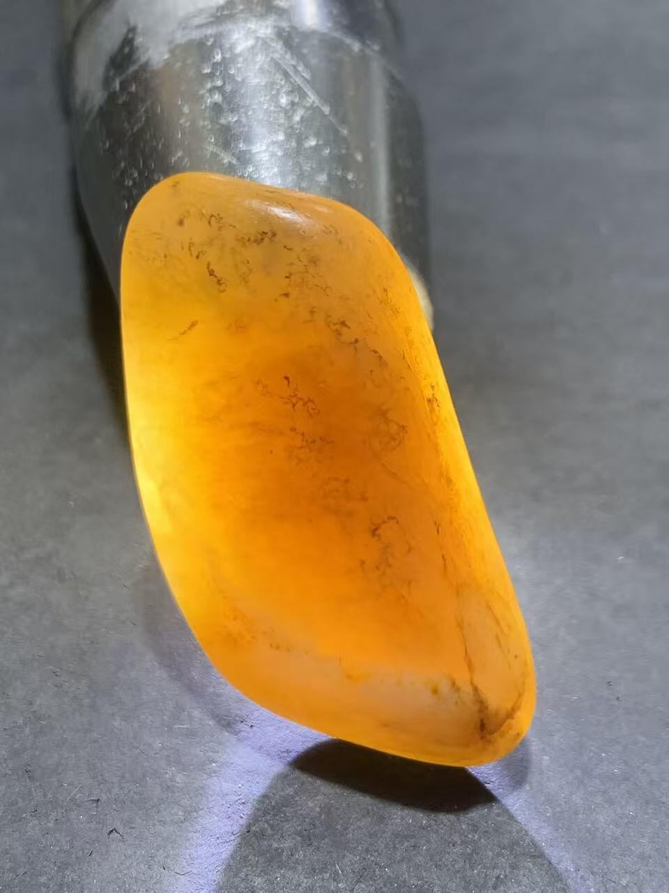 精美和田玉糖白玉独籽原石一颗，