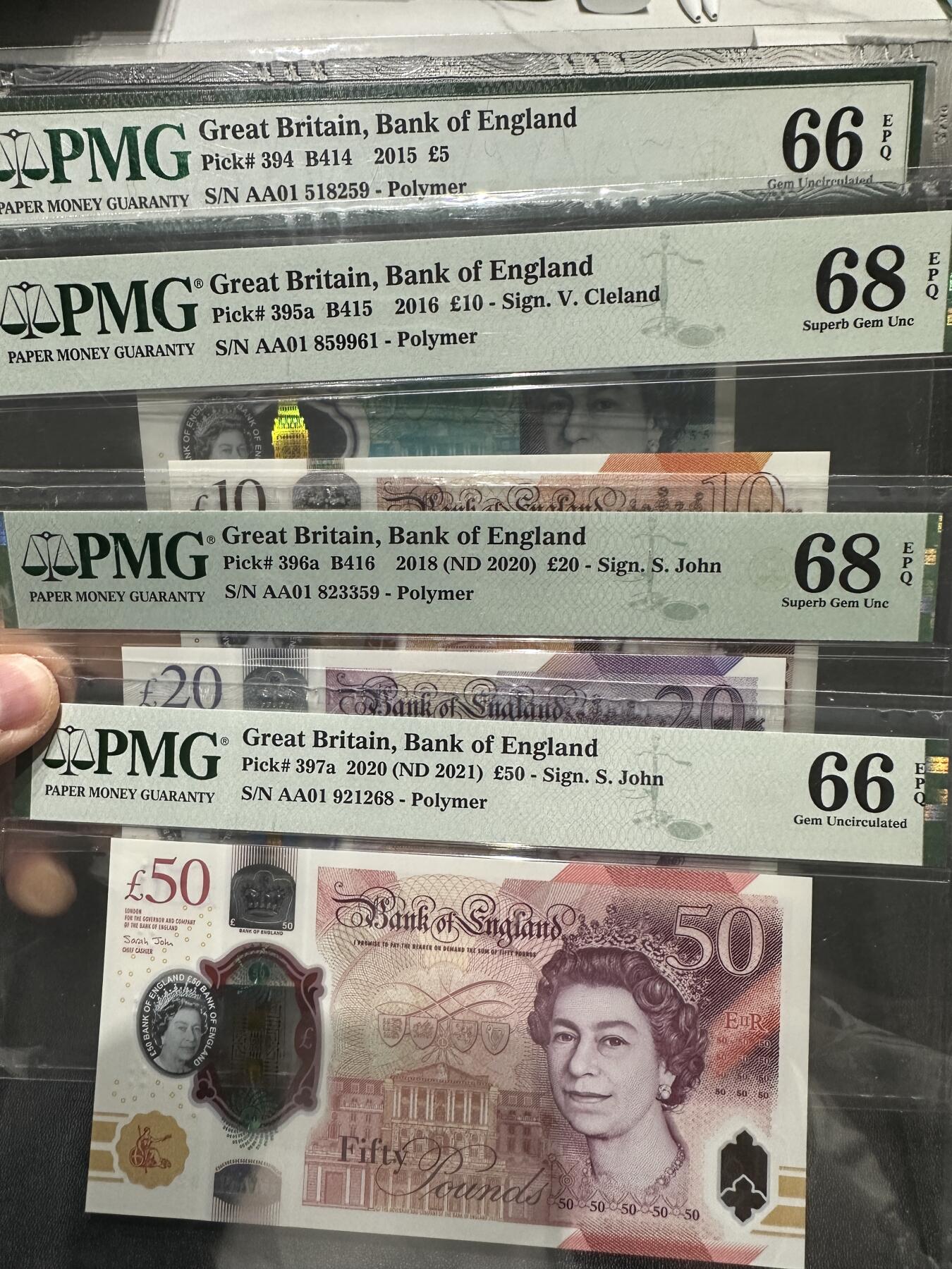 🎉🎉🎉《外钞收藏家》第六百期（年度庆典场）（本平台长期征集拍品、欢迎藏友们联系合作）❤️❤️❤️ 英国女王版塑料钞 全部首发AA01冠（5，10，50都是无347）20和10比较少，全部是PMG68