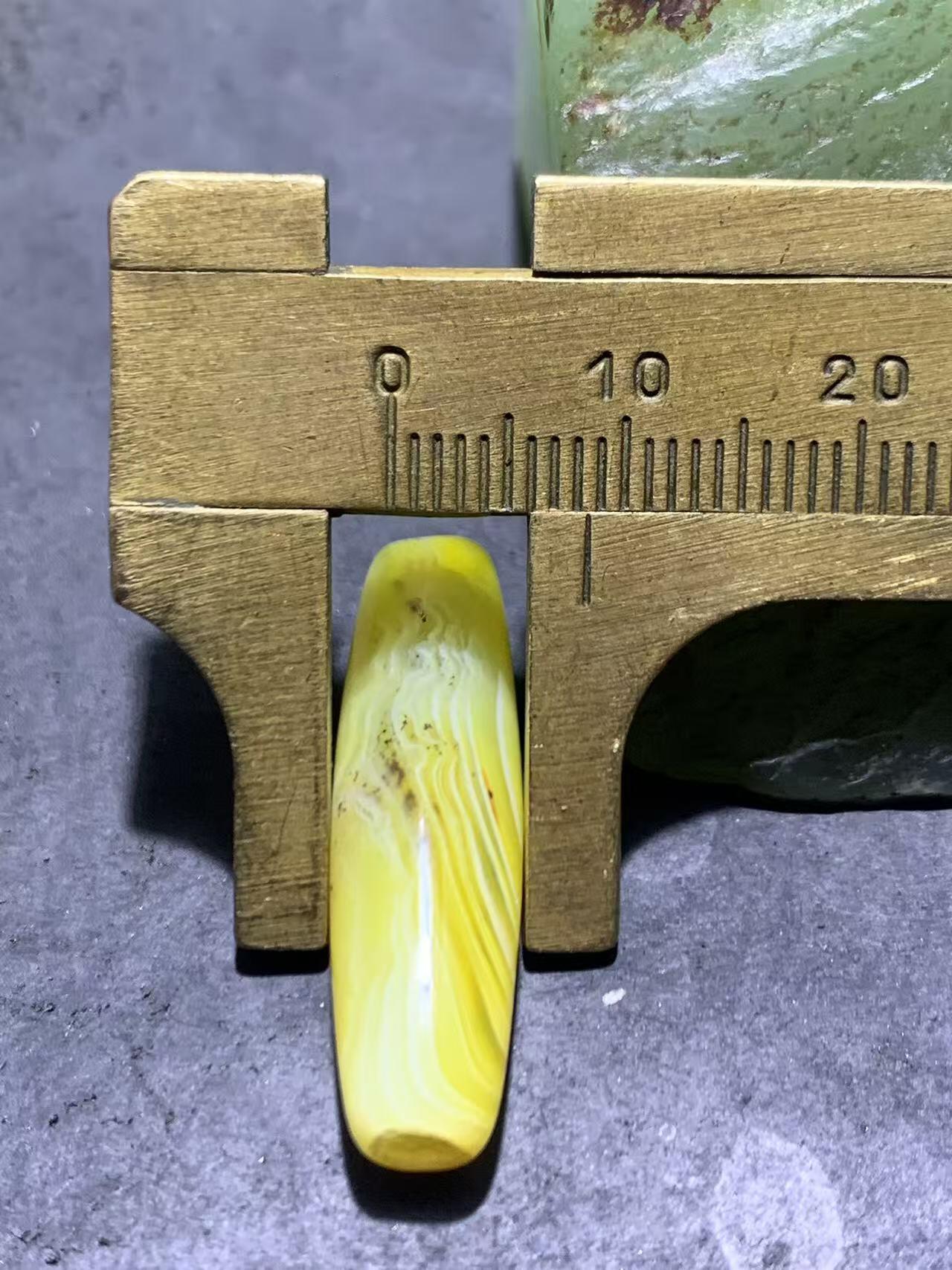 高玉化鸡油黄缠丝玛瑙随形通货桶珠一个