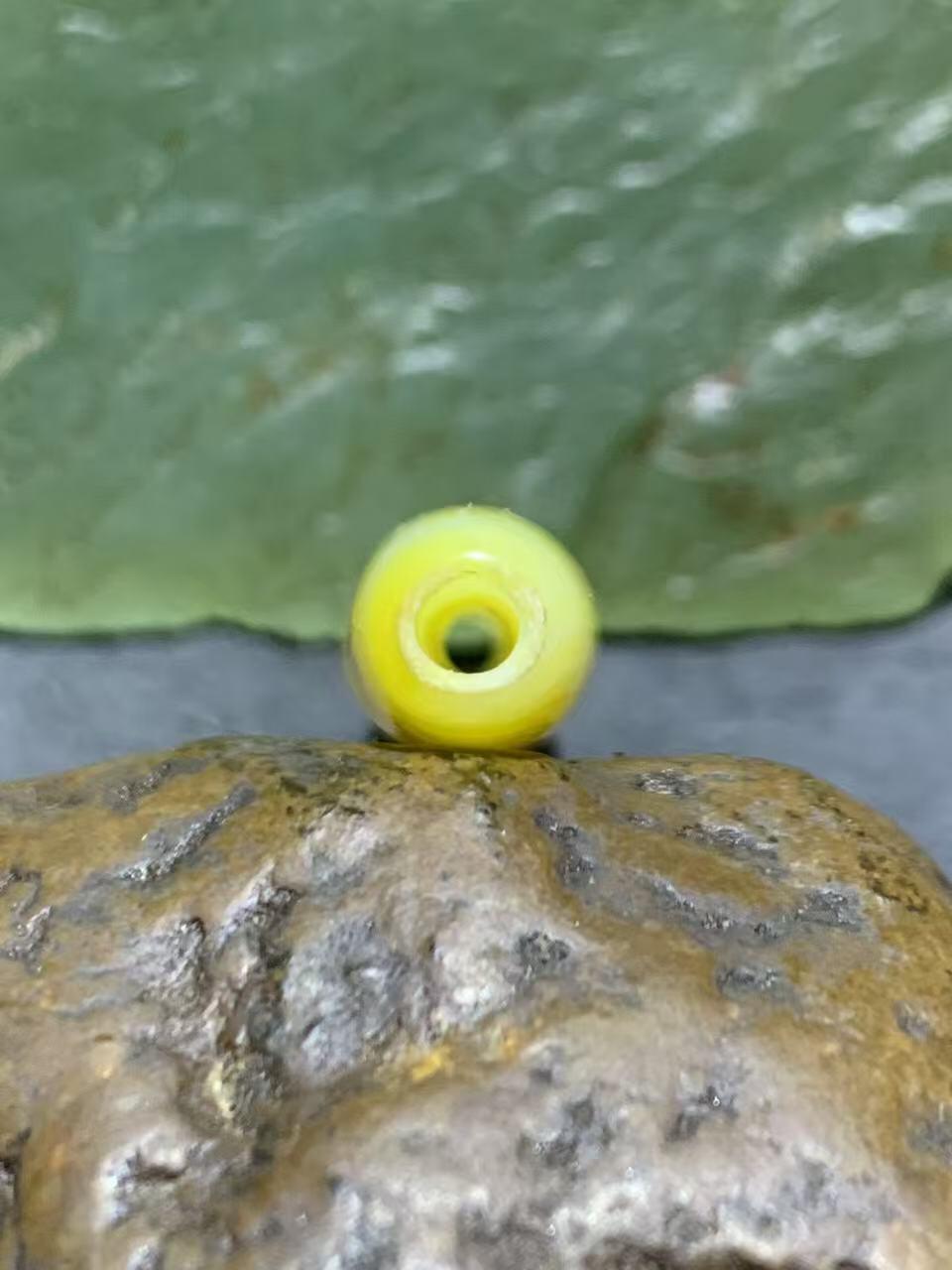 高玉化鸡油黄缠丝玛瑙随形通货桶珠一个