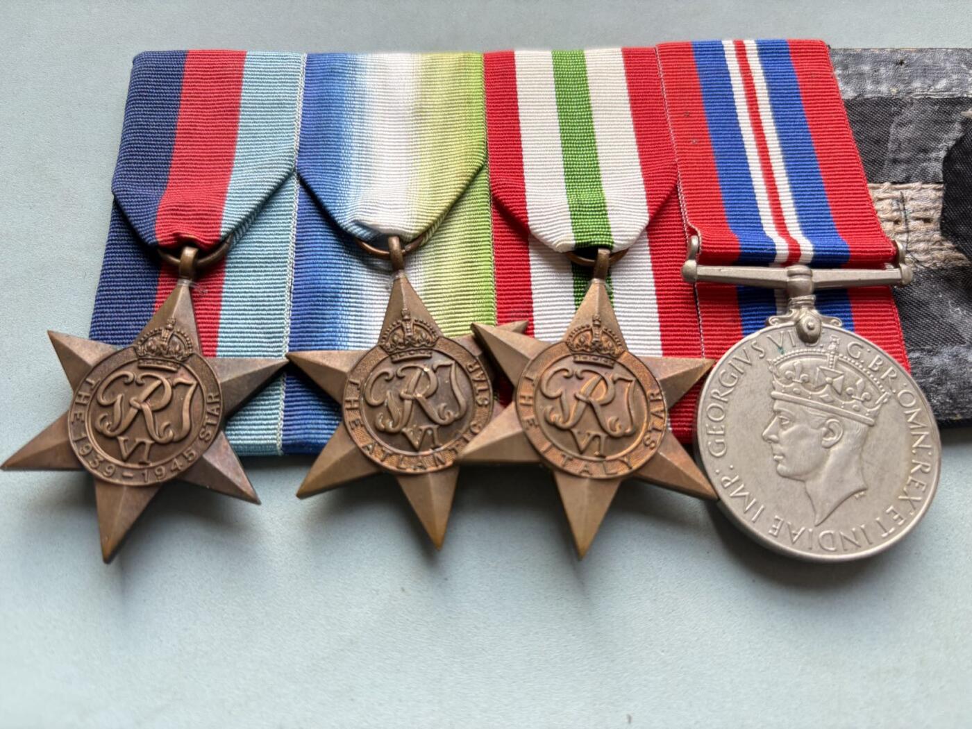 盛世勋华——号角文化勋章邮票专场拍卖第297期 英国二战奖章联排 定制挂，分别为二战之星，大西洋之星，意大利之星，二战战争奖章