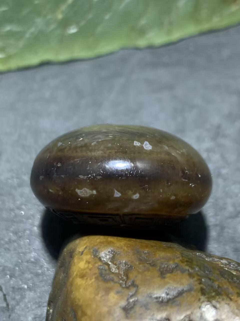 精品药师玛瑙手工雕刻回纹瑞兽板珠（背云）一颗。