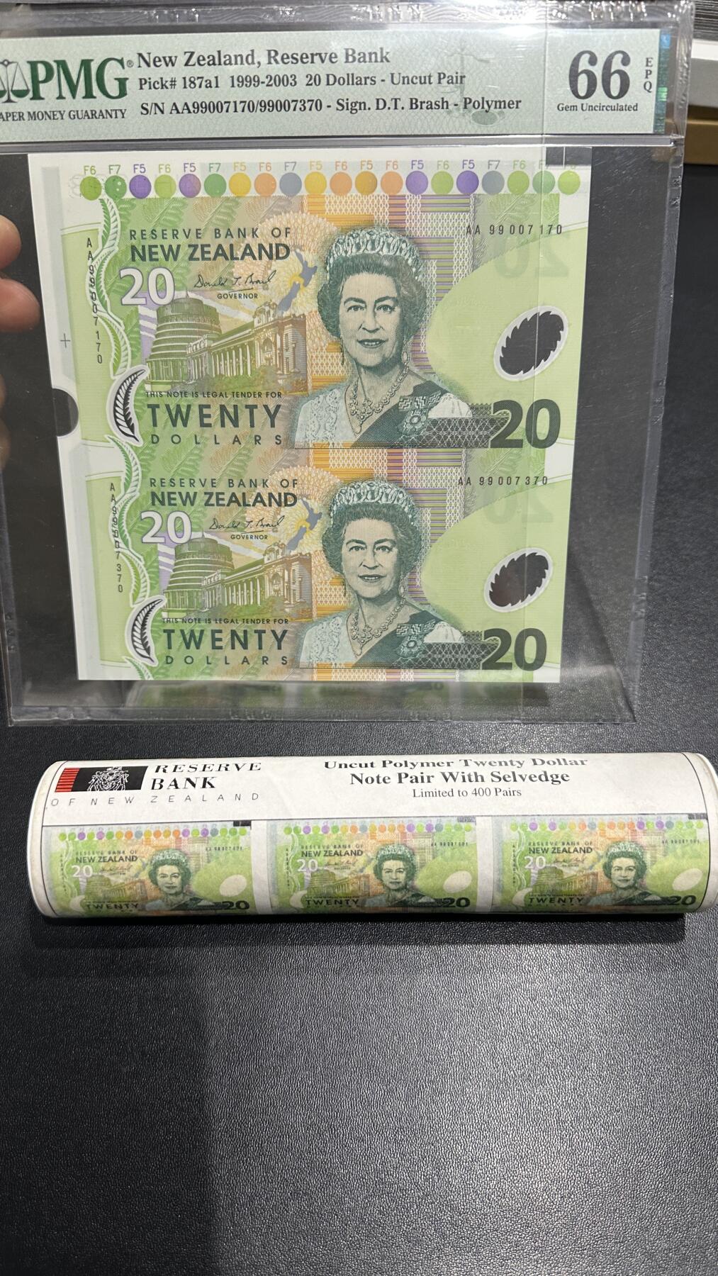 🎉🎉🎉《外钞收藏家》第六百期（年度庆典场）（本平台长期征集拍品、欢迎藏友们联系合作）❤️❤️❤️ 1999年新西兰20元 AA冠 2连体 PMG66 带原装卷筒