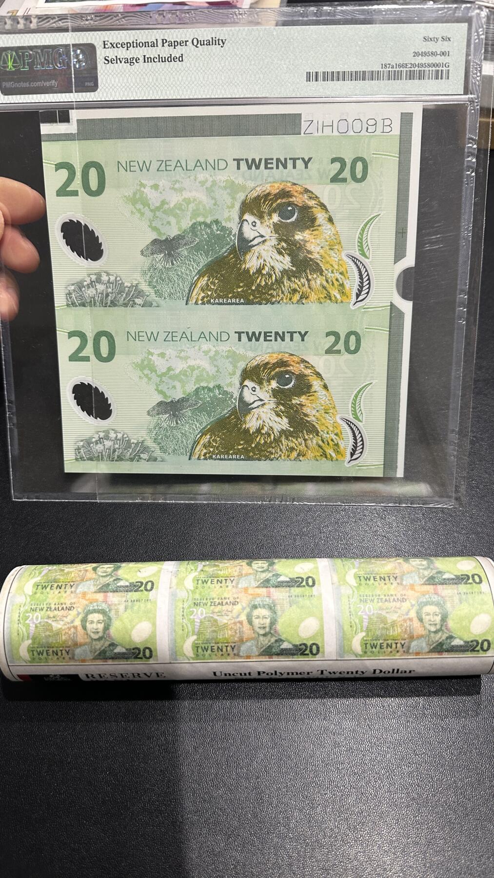 🎉🎉🎉《外钞收藏家》第六百期（年度庆典场）（本平台长期征集拍品、欢迎藏友们联系合作）❤️❤️❤️ 1999年新西兰20元 AA冠 2连体 PMG66 带原装卷筒