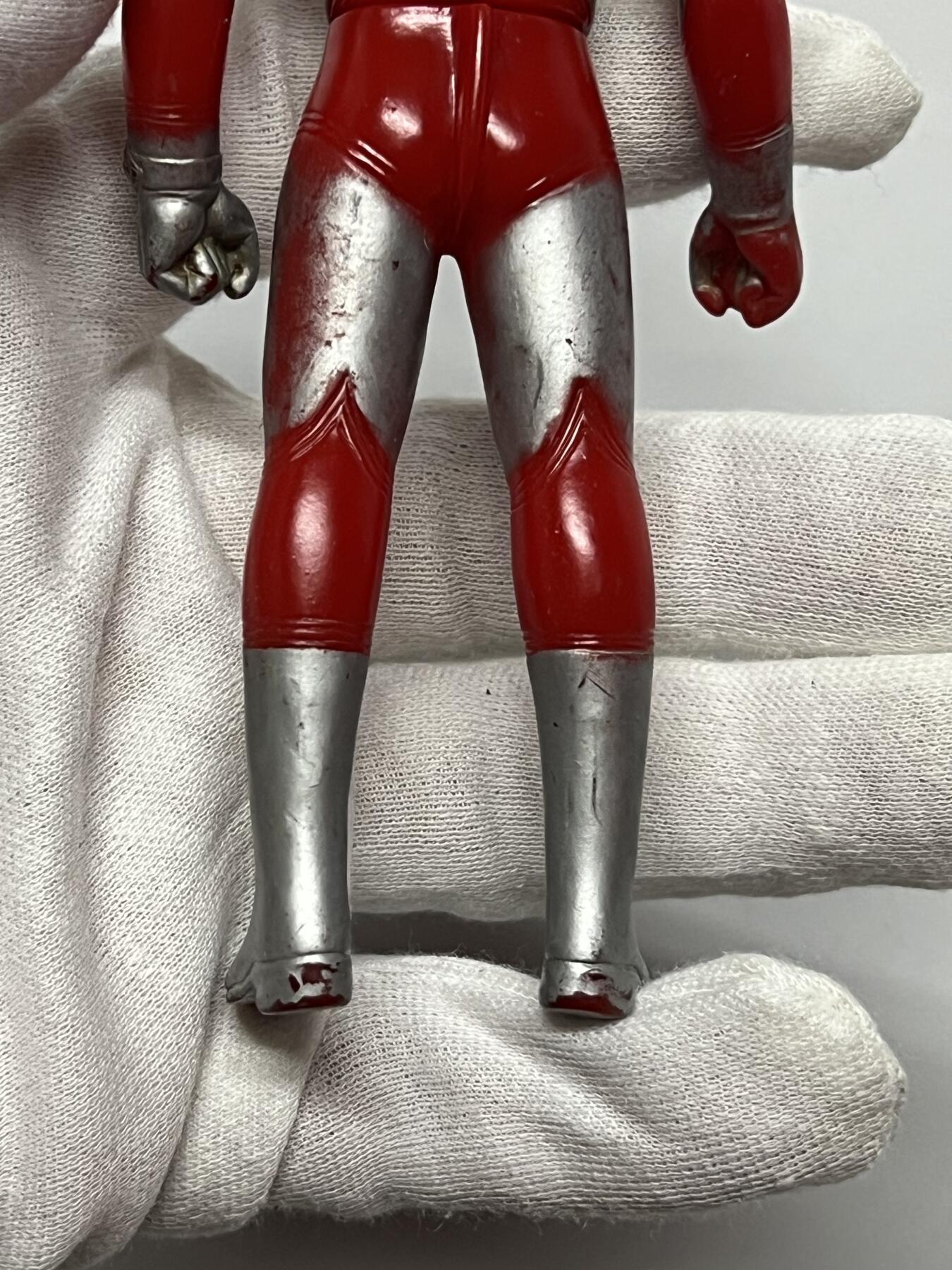 零元拍：海淘中古玩具 万代系列 脚底背后附带铭文以及钢印 1990年出品 30多年老玩具非常少见 掉漆蹭色属正常现象！初代奥特曼 软胶模型 中古玩具收藏家必备小摆件