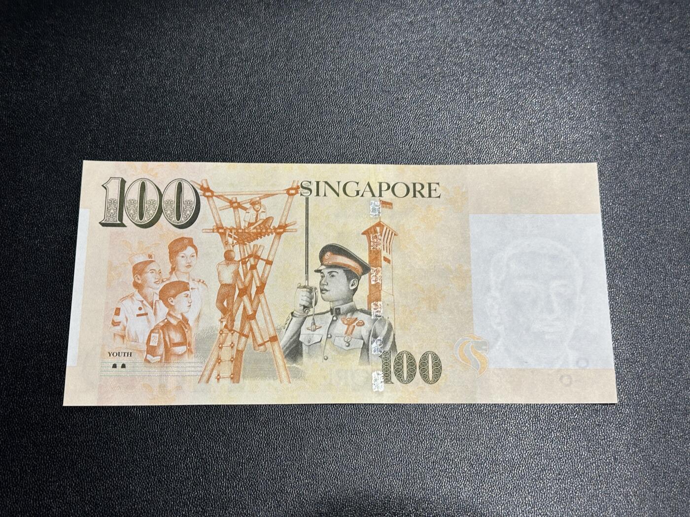 《外钞收藏家》第五百九十九期（畅拍场）（本平台长期征集拍品、欢迎藏友们联系合作） 新加坡人像纸币版100元 全新UNC