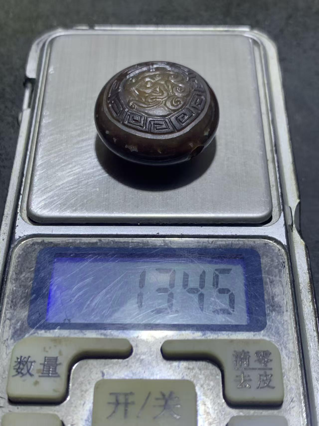 精品药师玛瑙手工雕刻回纹瑞兽板珠（背云）一颗。